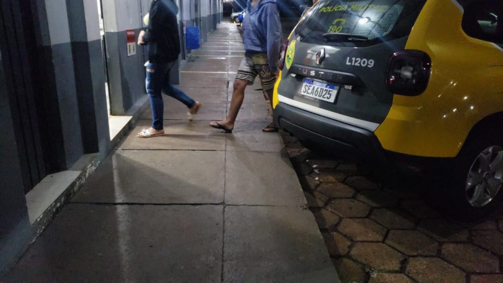 Adolescente é flagrado pela PM conduzindo moto com criança sem capacete na garupa