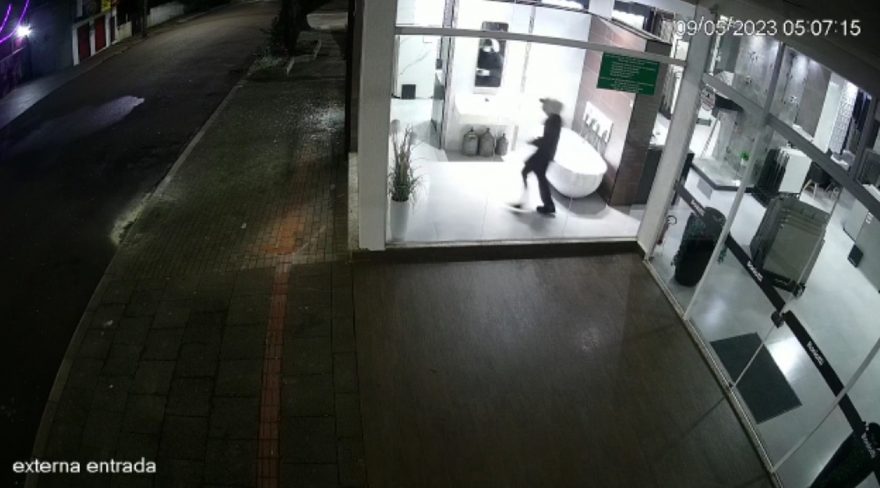 Câmera flagra ladrão quebrando vidraça para furtar loja no Centro de Cascavel