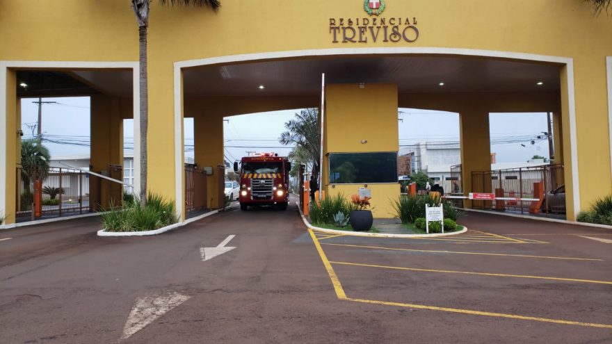 Moto elétrica pega fogo em garagem no Condomínio Treviso e causa danos em outros veículos e em residência