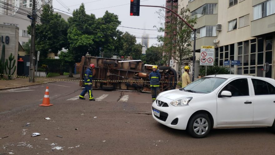Furgão tomba após forte colisão na Rua Minas Gerais, no Centro