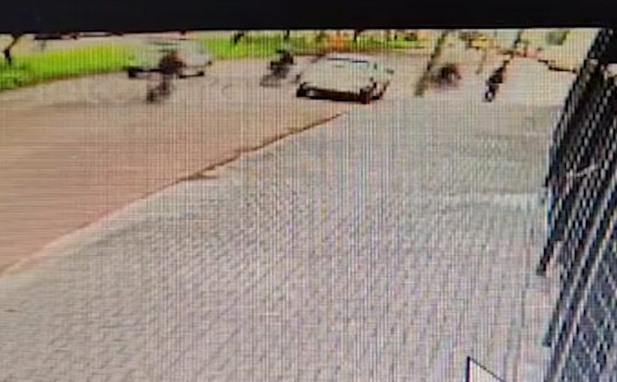 Vídeo mostra carro fazendo conversão à esquerda e batendo com moto