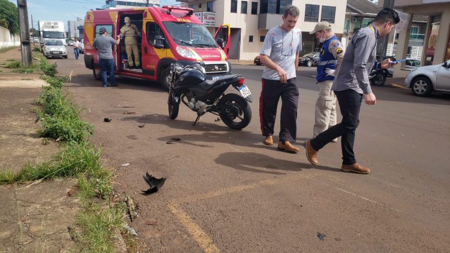 Após colisão com utilitário, motociclista sofre queda e fica ferida na Rua Padre Anchieta