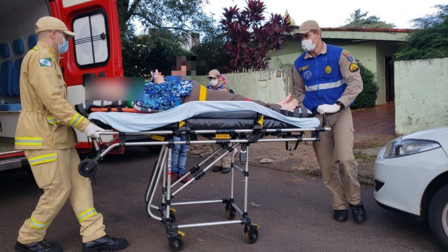 Idosa fica ferida ao sofrer queda em residência na Rua da Bandeira