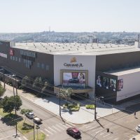 Imagem referente a Bandidos estouram vitrine e levam R$ 800 mil em celulares de loja no Shopping JL