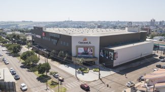 Bandidos estouram vitrine e levam R$ 800 mil em celulares de loja no Shopping JL