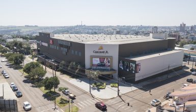 Imagem referente a Bandidos estouram vitrine e levam R$ 800 mil em celulares de loja no Shopping JL