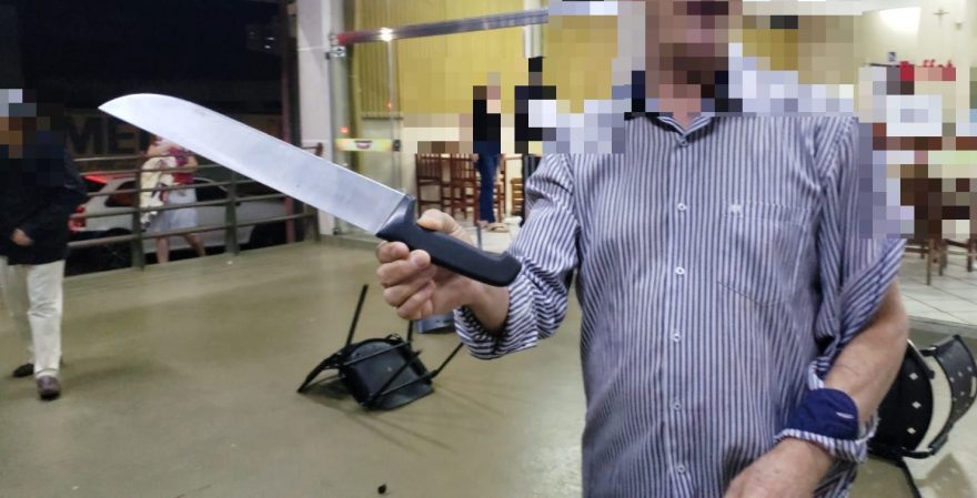 Casal de moradores de rua é detido após ameaçar funcionários e quebrar mesas em restaurante no Alto Alegre