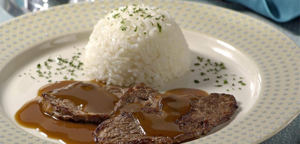 Hoje tem carne bovina ao molho escuro no Restaurante Popular