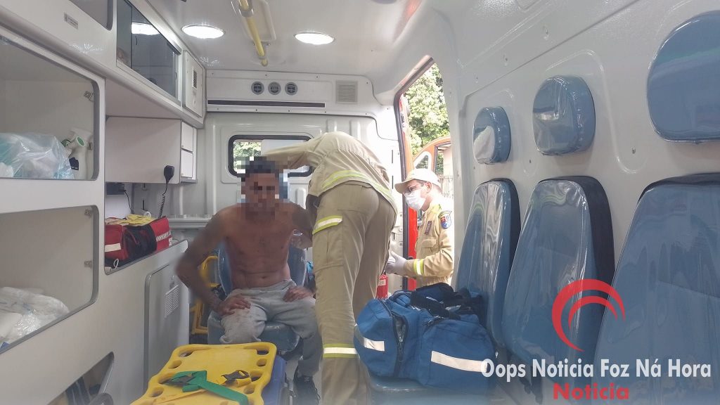 Rapaz que diz ser “dono da favela” leva três facadas e pauladas e pede por ajuda, em Foz do Iguaçu