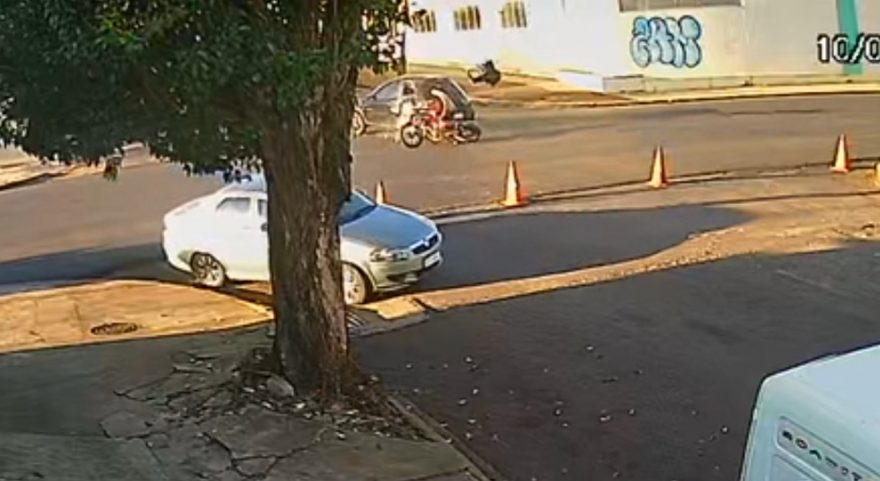 Impressionante: Vídeo mostra colisão de fortíssimo impacto na Rua Antonina