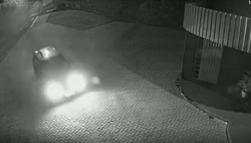 Vídeo flagra condutor com veículo desgovernado derrubando portão e fugindo do local