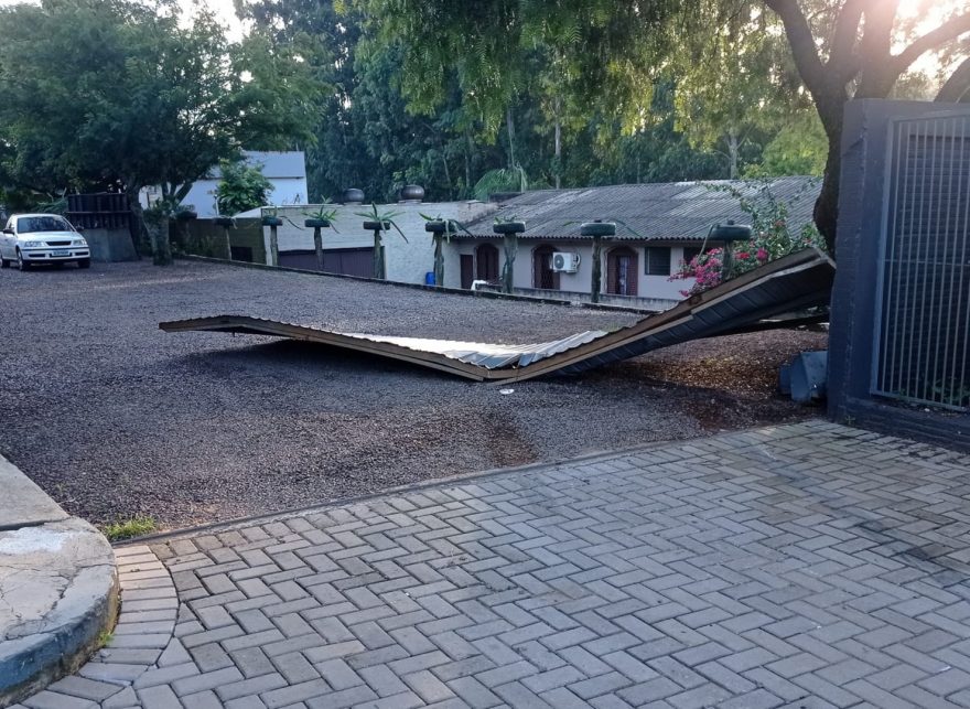 Motorista sai da pista, invade calçada e destrói portão de residência