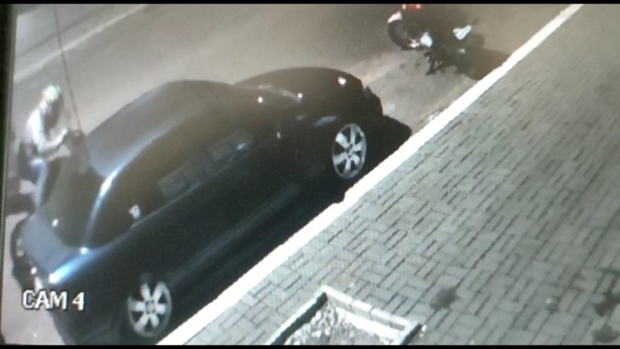 Vídeo mostra motociclista ficando ferido após bater contra carro estacionado