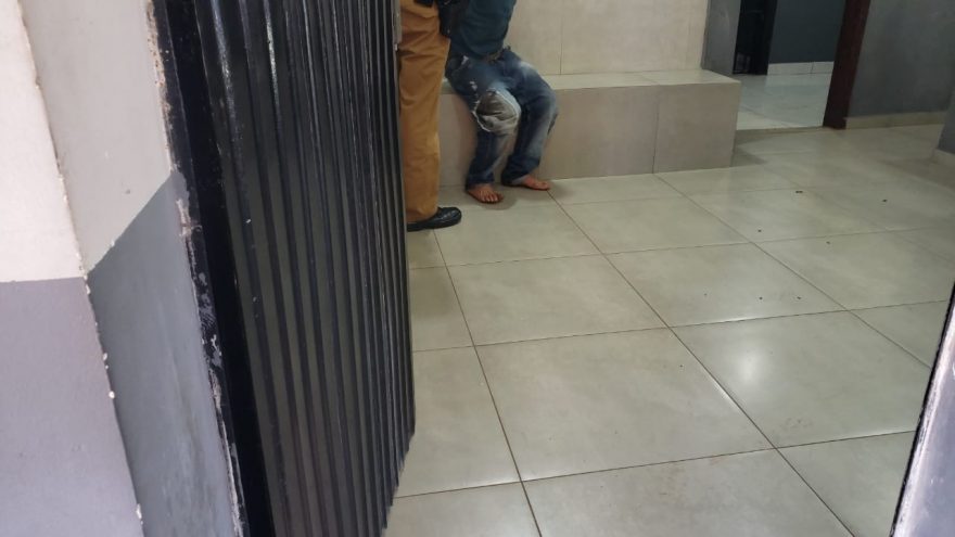 Homem tenta realizar assalto em residência, é perseguido por vítimas e faz idoso refém, mas acaba preso