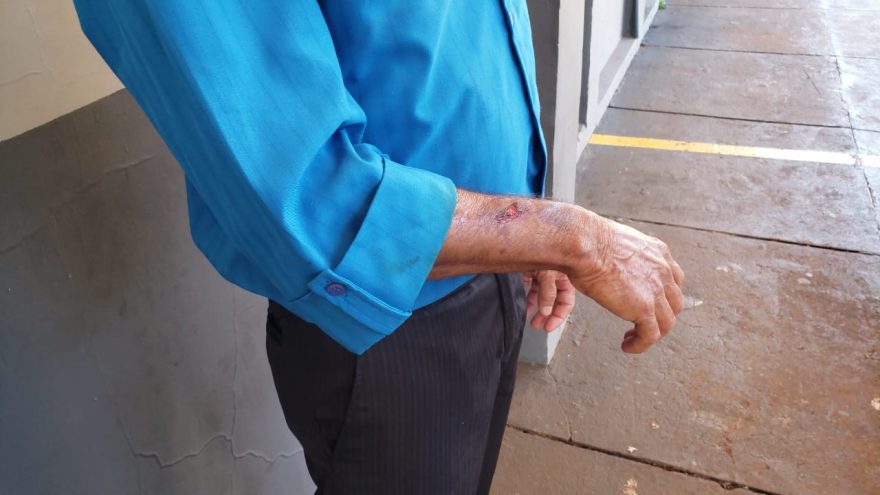 Idoso rendido e agredido por assaltante com caco de vidro dá detalhes da tentativa de roubo