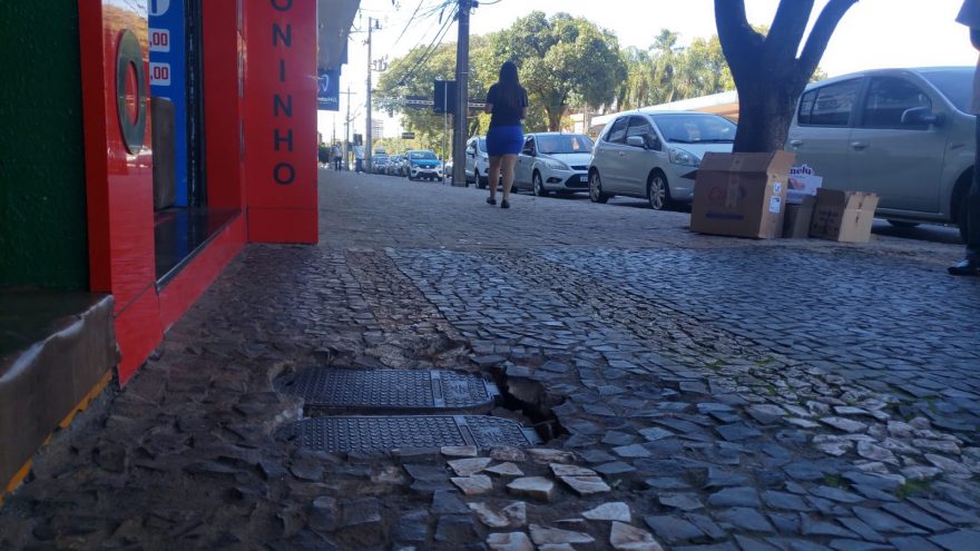 Comerciantes relatam descaso da Sanepar quanto a desnível em calçada na Avenida Brasil
