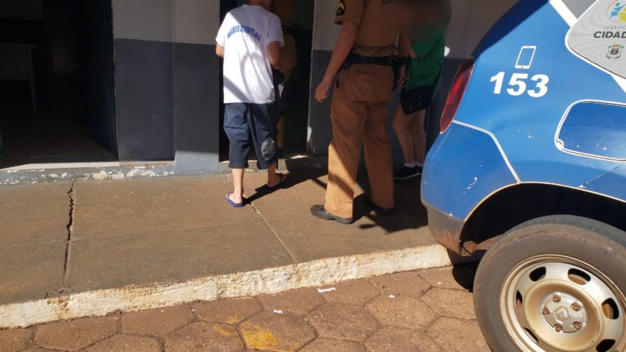 “Sobrou só um”: PM recebe denúncia de estudantes fumando maconha; Grupo dispersa e apenas um jovem é apreendido