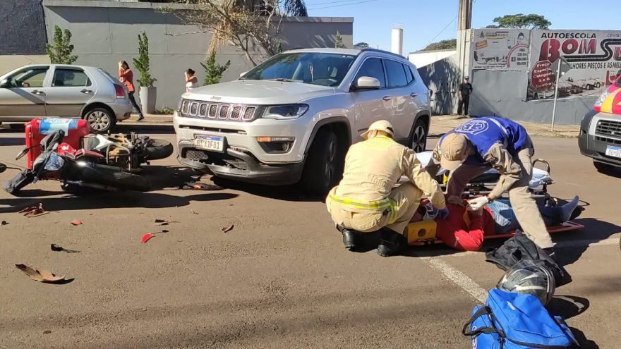 Motociclista tem fratura no punho após colisão com Jeep no Centro