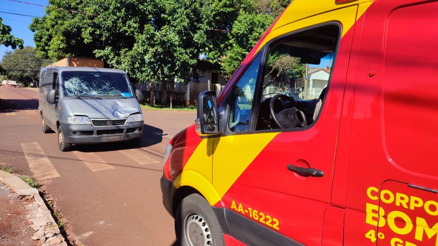 Ciclista fica ferido em acidente com van no Bairro Periolo