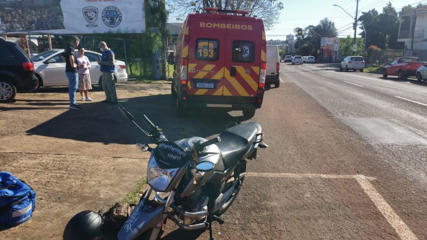 Jovem se fere em colisão na Rua Cuiabá, no Bairro Neva