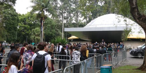 Imagem referente a Homenagens de fãs, cantorias e declarações marcam velório de Rita Lee