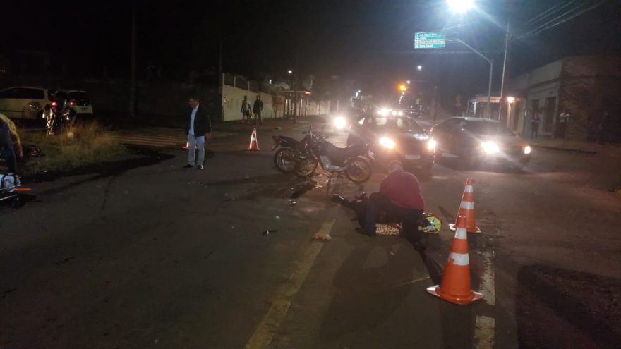 Colisão entre motos deixa dois homens feridos na Rua Pio XII