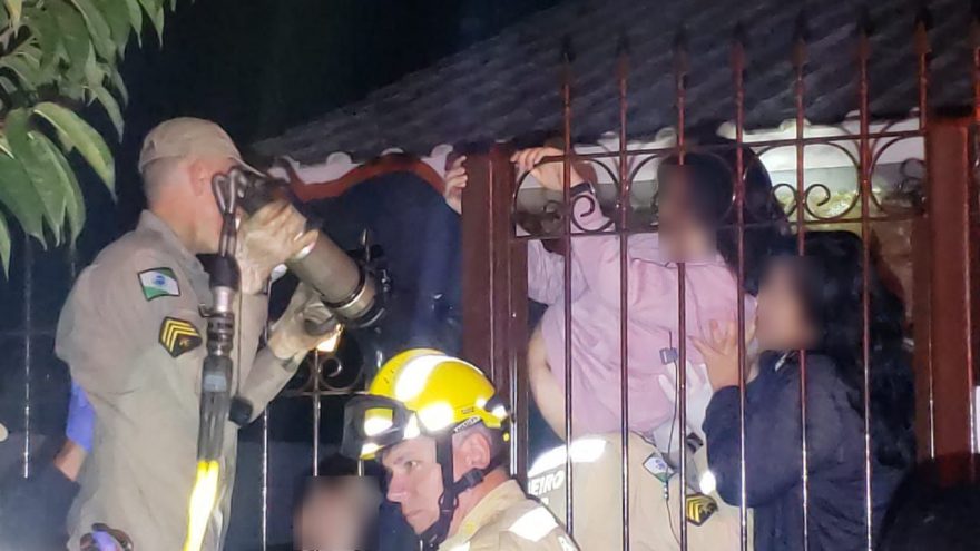 Jovem fica ferida ao tentar pular portão e ficar pendurada, no Centro