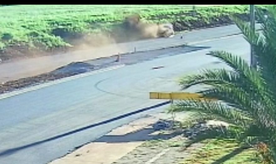 Vídeo mostra momento em que carro capota na Avenida Piquiri