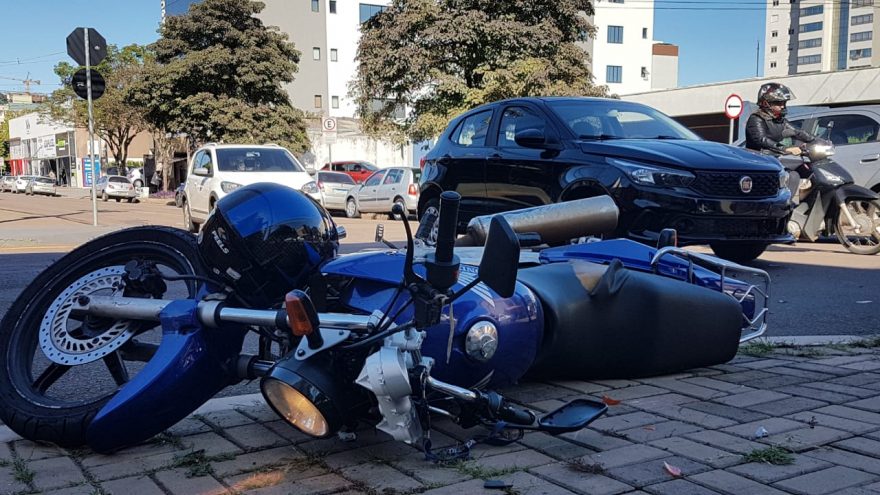 Veículos se envolvem em colisão no Centro de Cascavel