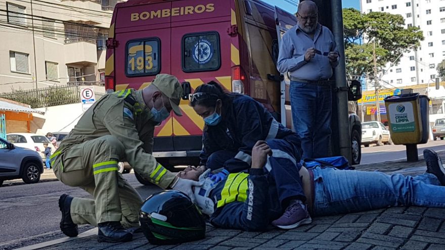 Motociclista fica ferido após colisão com caminhonete na Rua Paraná