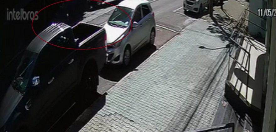 Câmera registra colisão entre moto e caminhonete na Rua Paraná