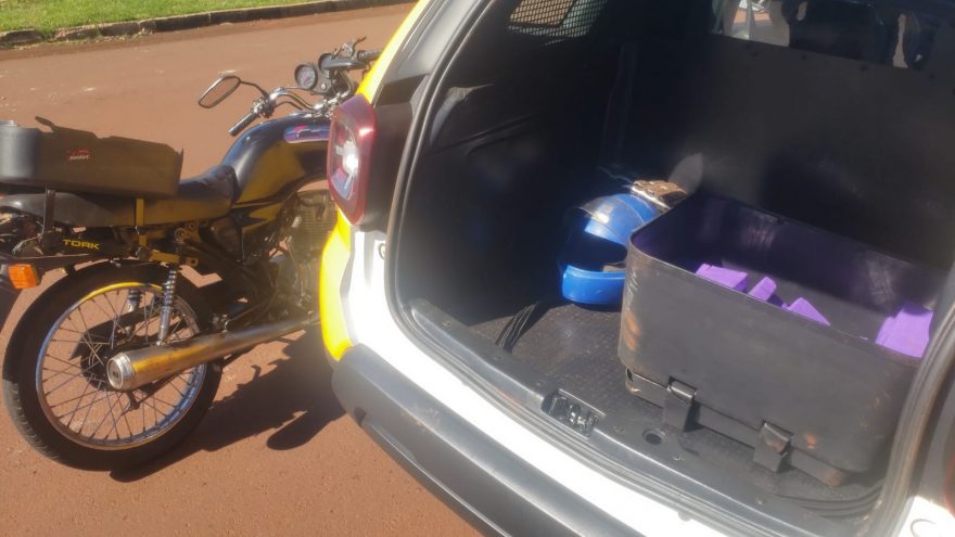 Motocicleta com alerta de furto e 28 tabletes de maconha é apreendida pela PM no Tropical III