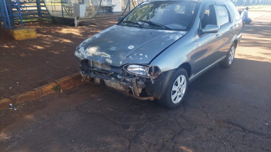 Palio e Uno se envolvem em acidente na marginal da BR-277