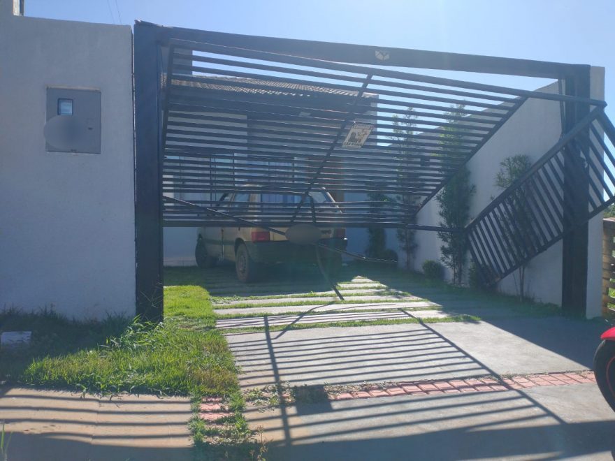 Após bater carro contra residência, homem é detido pela Polícia Militar