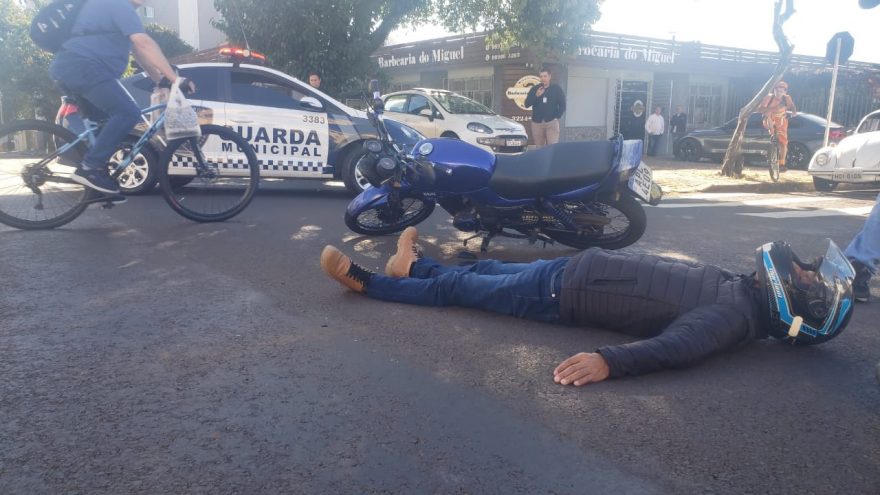 Motociclista fica ferido em acidente de trânsito no Centro