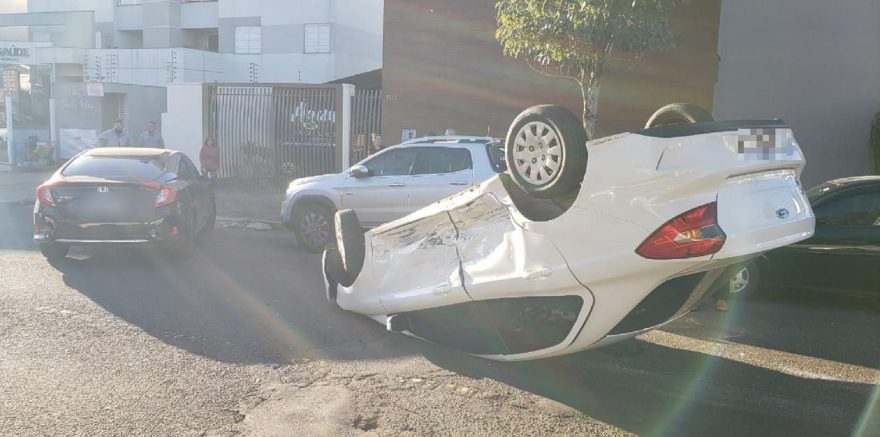 Ford Ka capota após colisão com Honda Civic no Centro de Cascavel