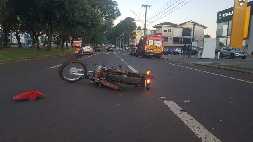 Dois homens ficam feridos em colisão entre motos na Avenida Brasil