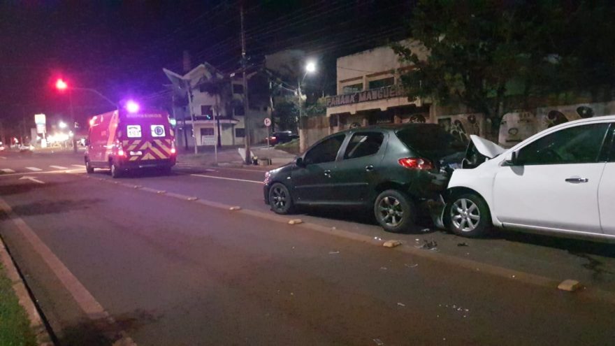 Duas pessoas ficam feridas em acidente na Avenida Tancredo Neves