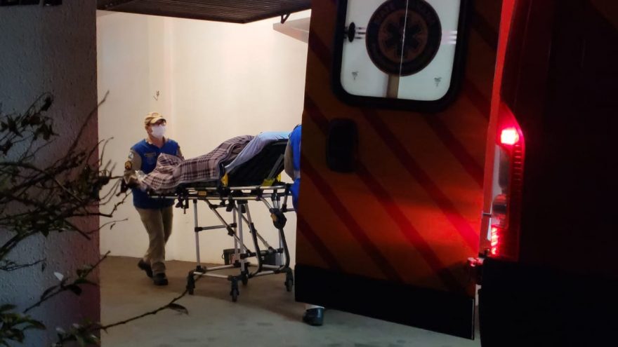 Idosa escorrega, sofre queda dentro de casa e fica ferida no Country