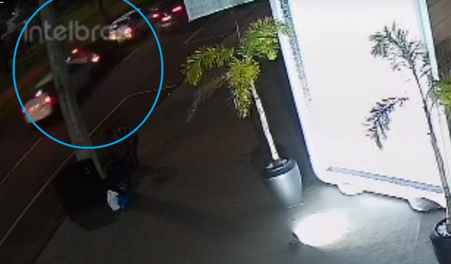 Câmera flagra colisão entre carros que deixou dois feridos na Av. Tancredo Neves