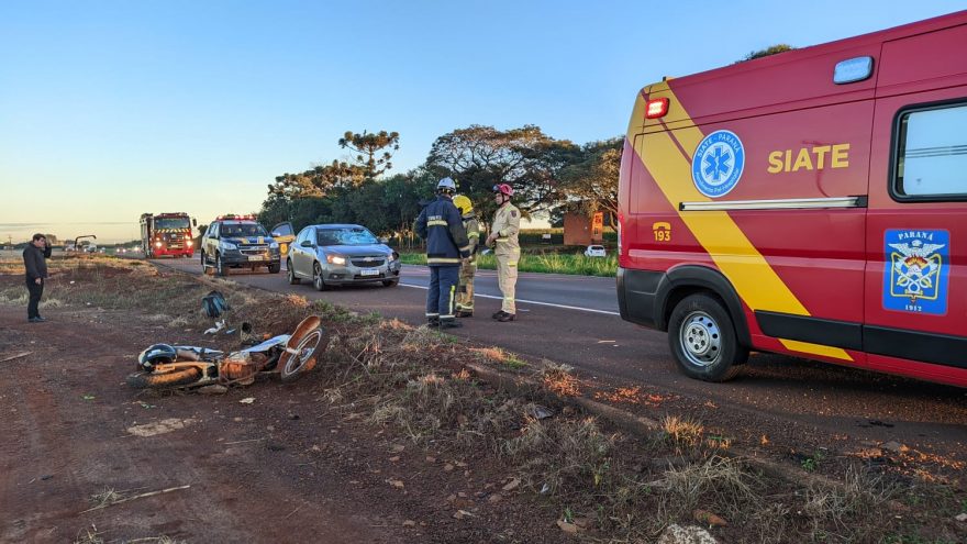 Forte colisão entre Cruze e moto é registrada na rodovia BR-467