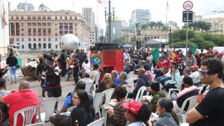 Protesto pede fim da retirada de barracas da população de rua de SP