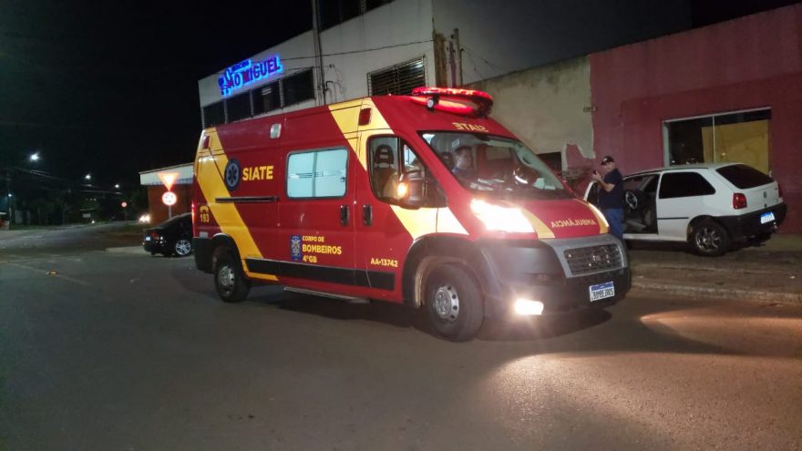 Colisão entre carro e moto deixa motociclista ferida na Rua Souza Naves Sul