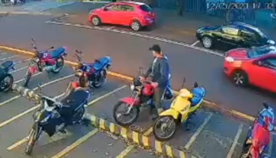Câmera registra furto de motocicleta no Santo Onofre