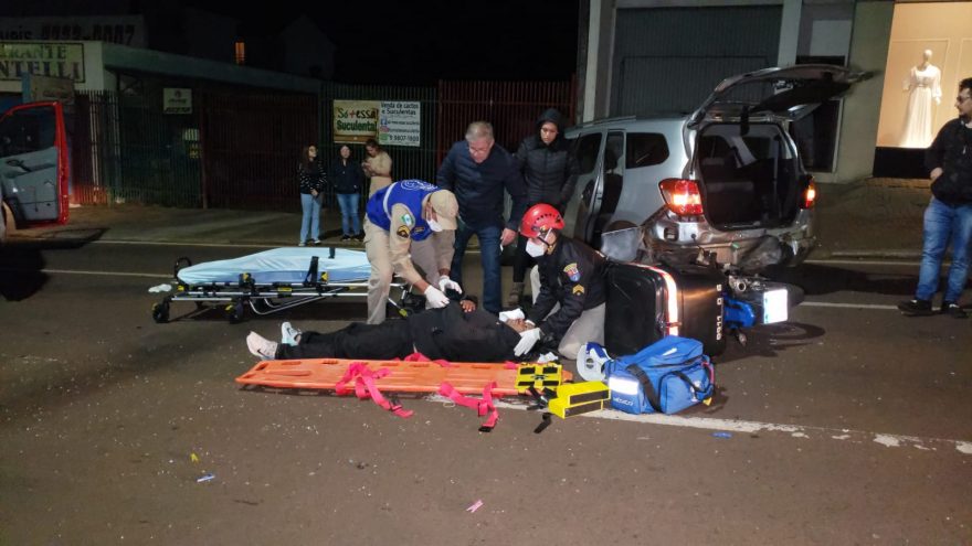 Acidente violento deixa motociclista ferido na Rua Erechim