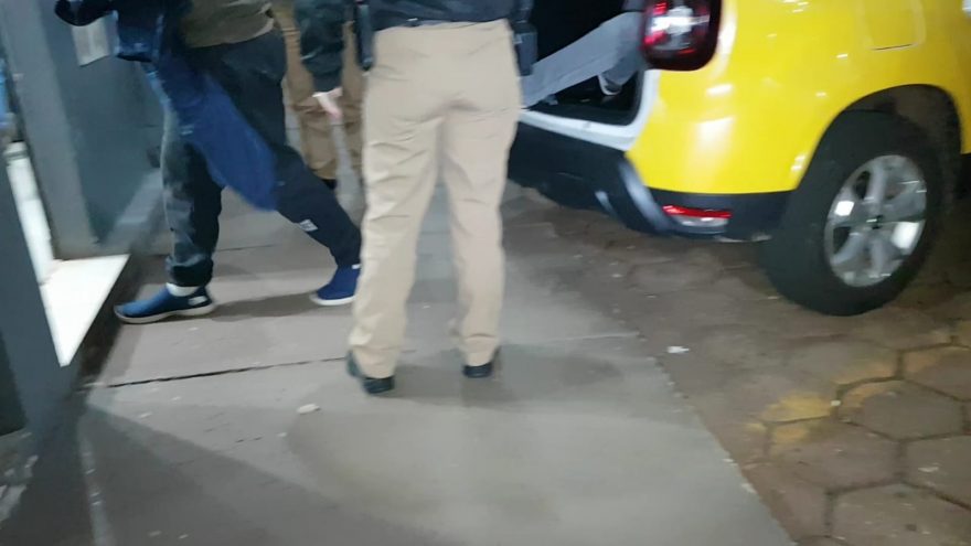 Acusados de furtar mochila de funcionária de bar no centro são detidos em outro bar