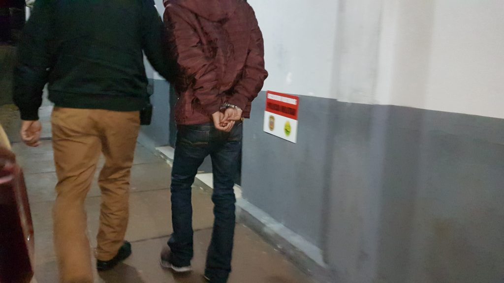 Jovem com mandado de prisão é detido após movimentação suspeita em local de homicídio