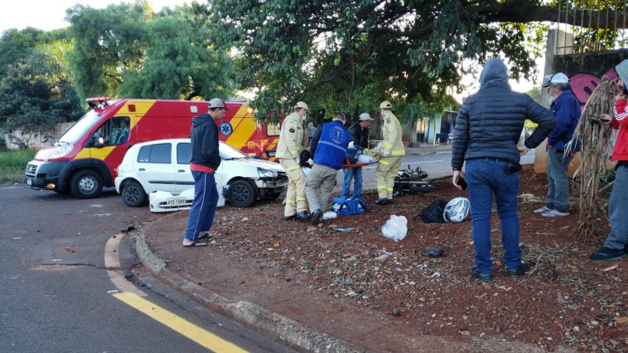 Forte colisão entre moto e Clio deixa motociclista ferido no Santa Cruz