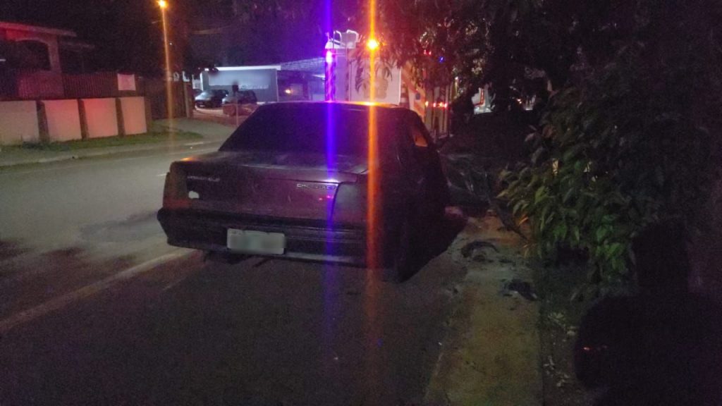 Bombeiros controlam fogo em automóvel no bairro Parque São Paulo