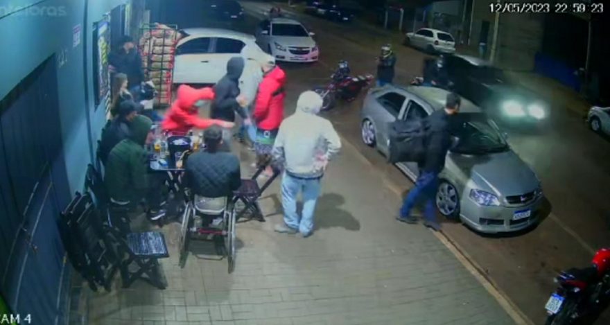 Veja o momento em que atirador chega em distribuidora e mata Raian Carlo Joppert
